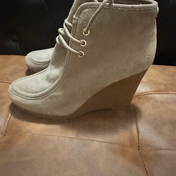 Michael Kors Tan Wedge Boots with Suede Texture - Picture 5 of 8